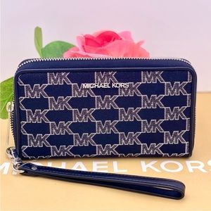 Michael Kors Jet Set Travel Wallet
Phone Case Wristlet Glimmer MK Print